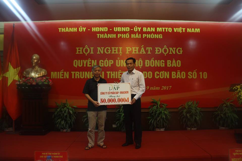 DAP - Vinachem ủng hộ đồng bào miền Trung thiệt hại do cơn bão số 10