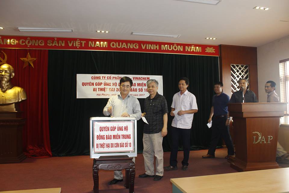 Quyên góp ủng hộ đồng bào miền Trung bị thiệt hại do cơn bão số 10