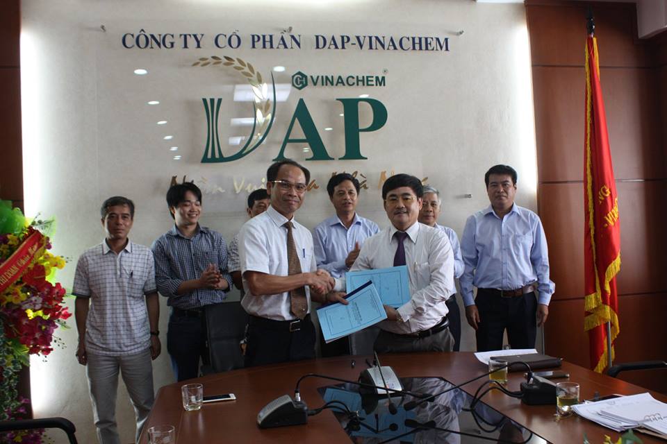 Lễ ký Hợp đồng nguyên tắc cam kết thực hiện chế biến bã thải thạch cao thành bê tông Nano Polymer